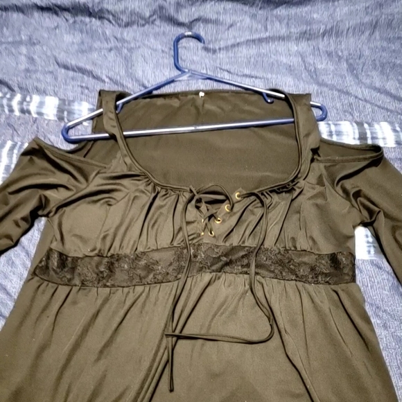 Ladies Gothic inspired top, Size XL, lace up bust, bell sleeves, cold shoulders - Picture 3 of 10